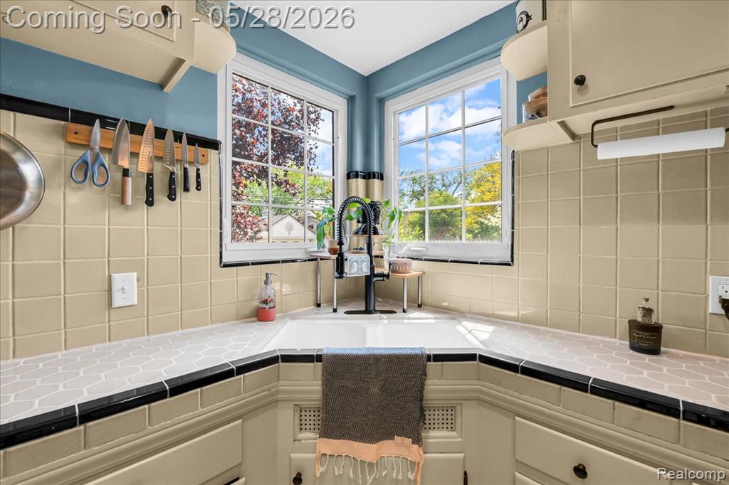 2101 Lochmoor Boulevard, Grosse Pointe Woods, MI 48236 — Photo 9