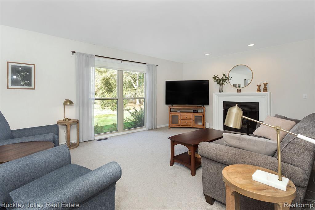 2038 CUMBERLAND Drive, Brighton, MI 48114 — Photo 4