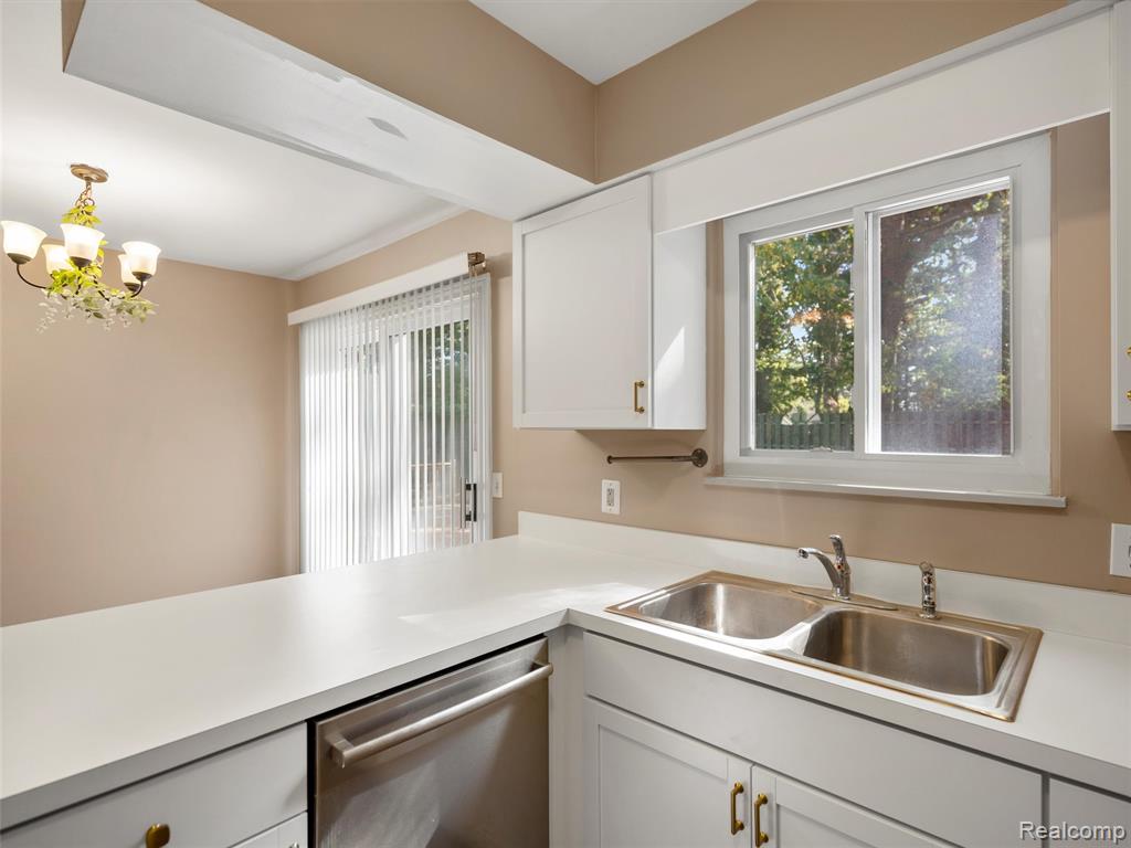 970 Golfview Drive, Lake Orion, MI 48362 — Photo 17