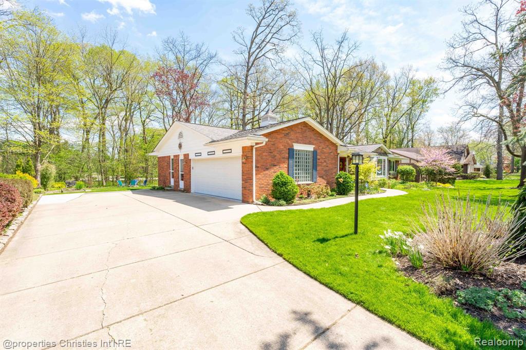 5753 CHERRY CREST Drive, West Bloomfield, MI — Photo 2