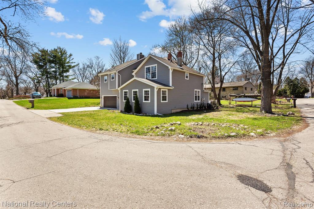 3706 Lakeview Boulevard, Orchard Lake Village, MI 48324 — Photo 47
