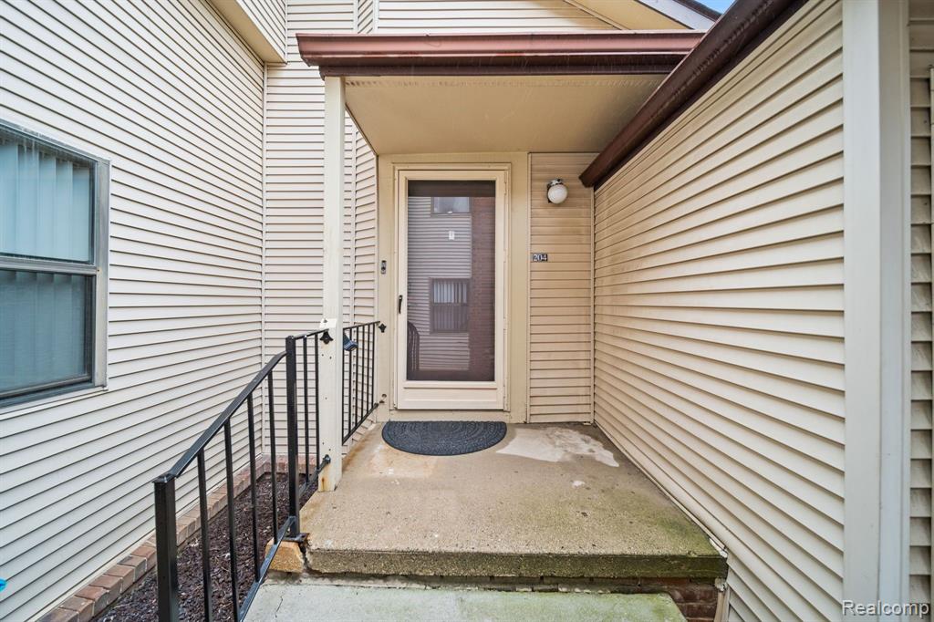 6540 RIDGEFIELD Circle, 204, West Bloomfield, MI — Photo 2