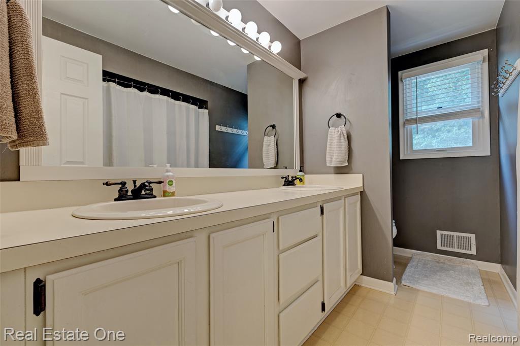6360 Woodcrest Ridge, Clarkston, MI — Photo 32