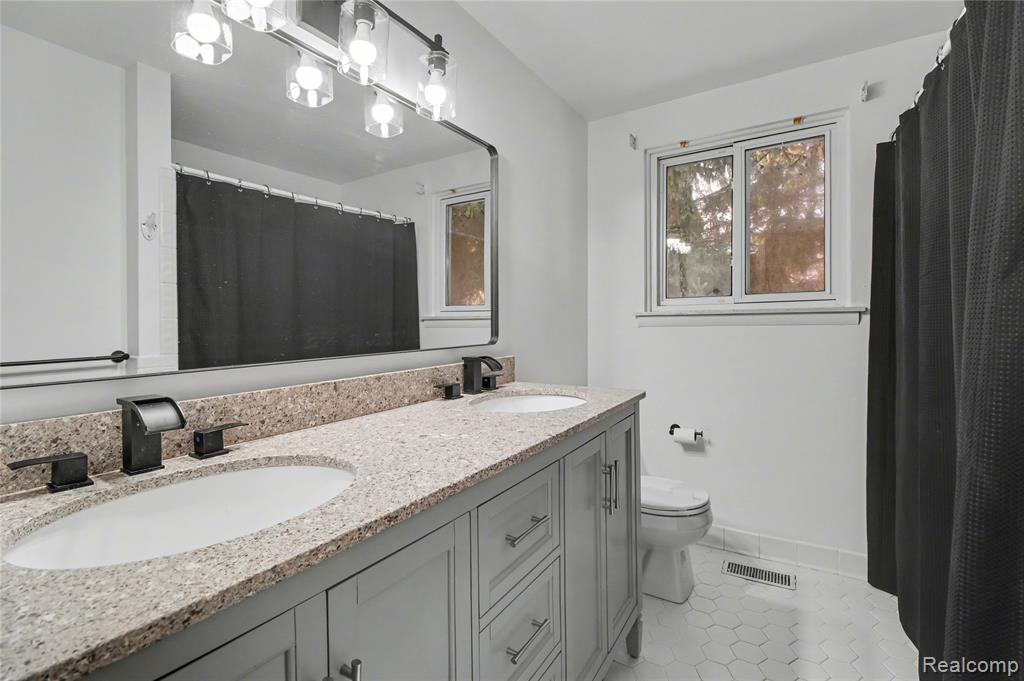 5597 Leafwood Drive, Commerce Twp, MI 48382 — Photo 16