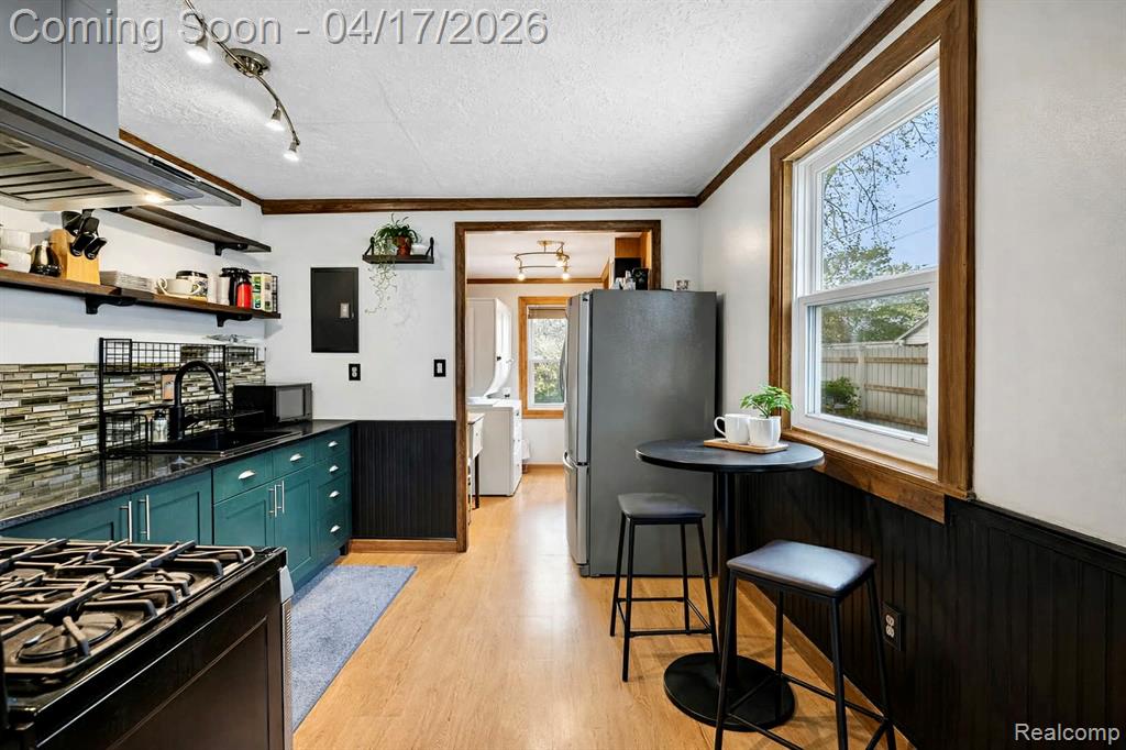 569 E Guthrie Avenue, Madison Heights, MI 48071 — Photo 10