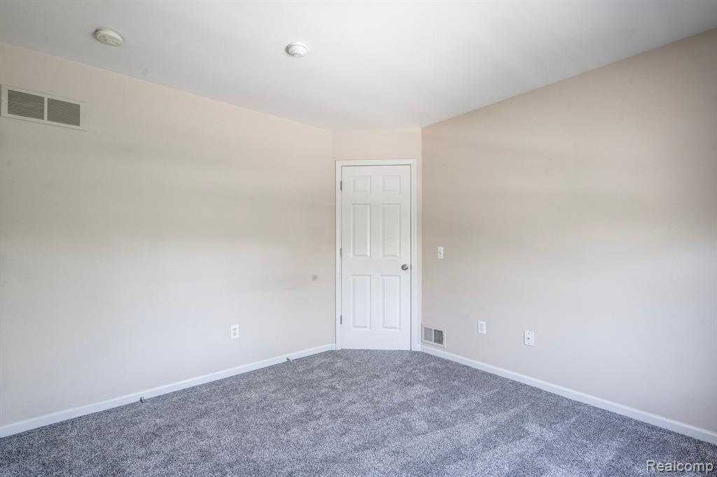 41211 N MAPLEWOOD Drive, Canton, MI 48187 — Photo 21
