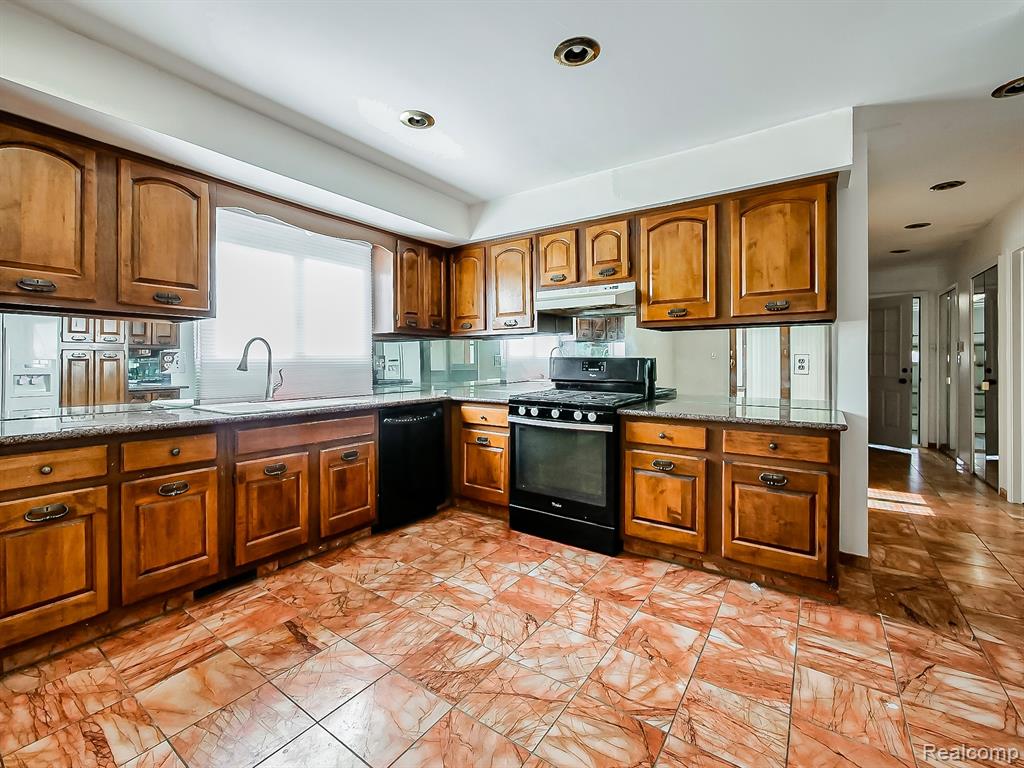 7329 Camelot Drive, West Bloomfield, MI — Photo 2