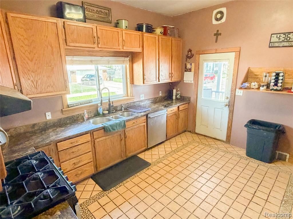 703 Saint John Street, Wyandotte, MI 48192 — Photo 39