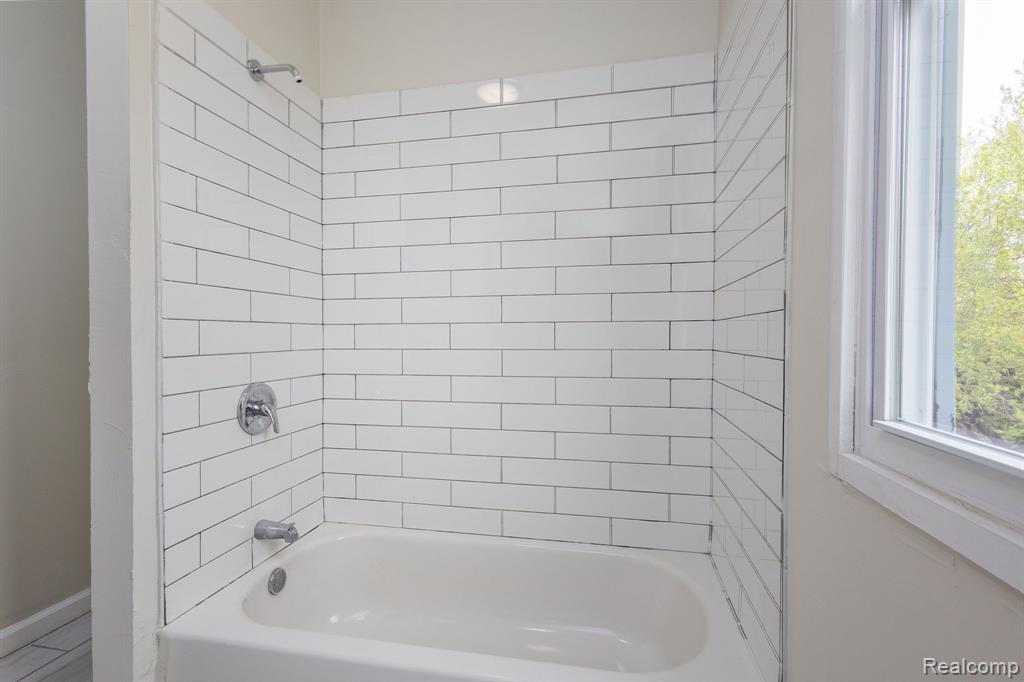 574 MELBOURNE Street, Detroit, MI 48202 — Photo 10