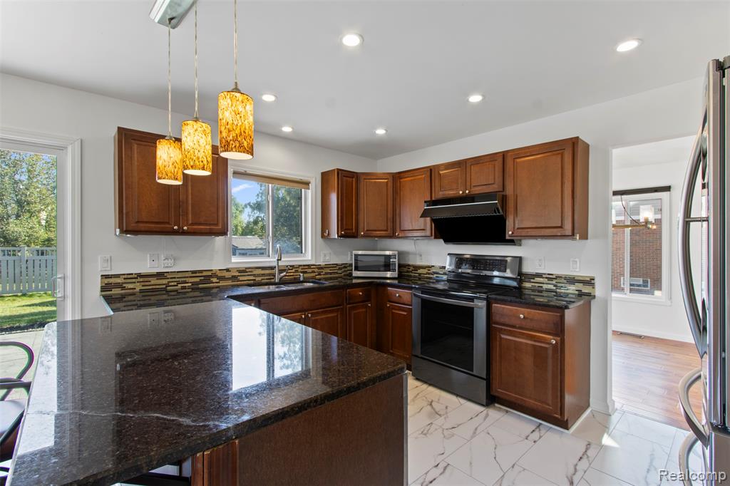 758 Pine Ridge Lane, Madison Heights, MI 48071 — Photo 15