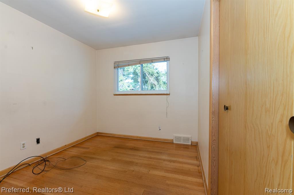 4565 UNIVERSAL Street, Dearborn Heights, MI 48125 — Photo 11