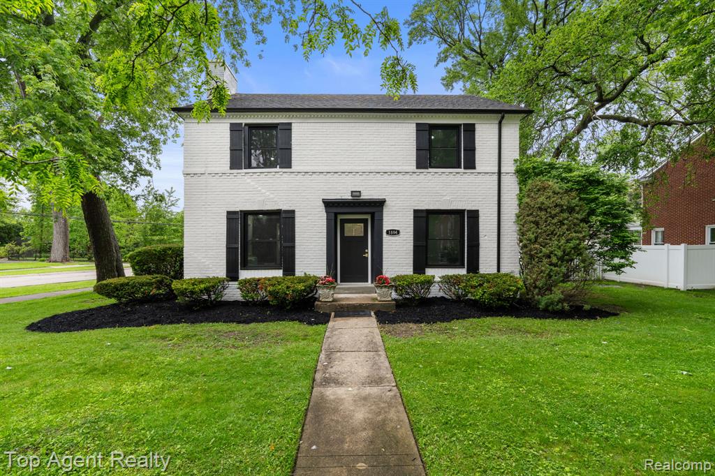 1894 Broadstone Road, Grosse Pointe Woods, MI 48236