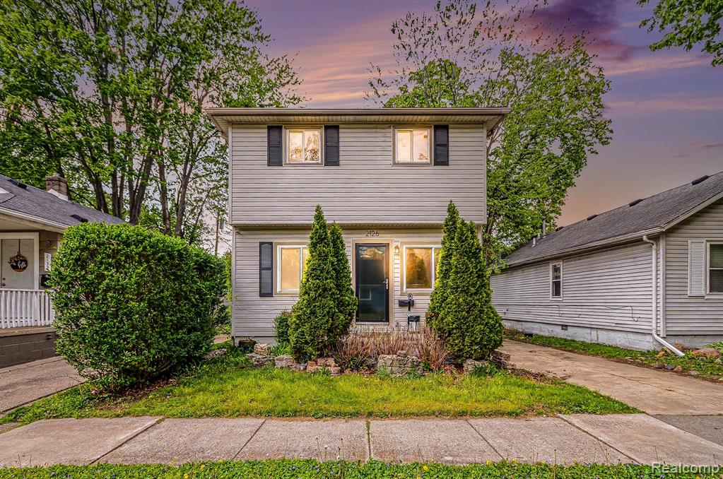 2126 Roslyn Road, Grosse Pointe Woods, MI 48236