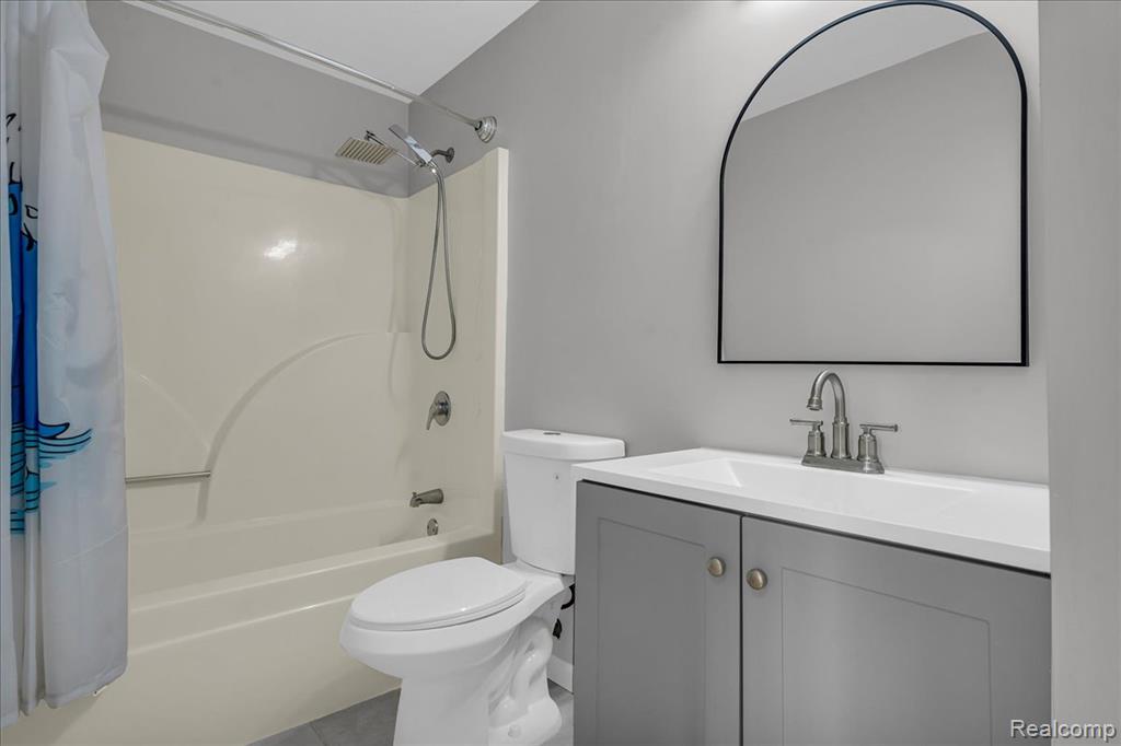 8327 Parkside Drive, Grand Blanc, MI 48439 — Photo 32