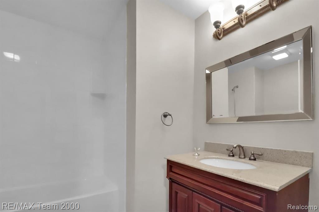 5 Timberlane Court, Dearborn, MI 48126 — Photo 12