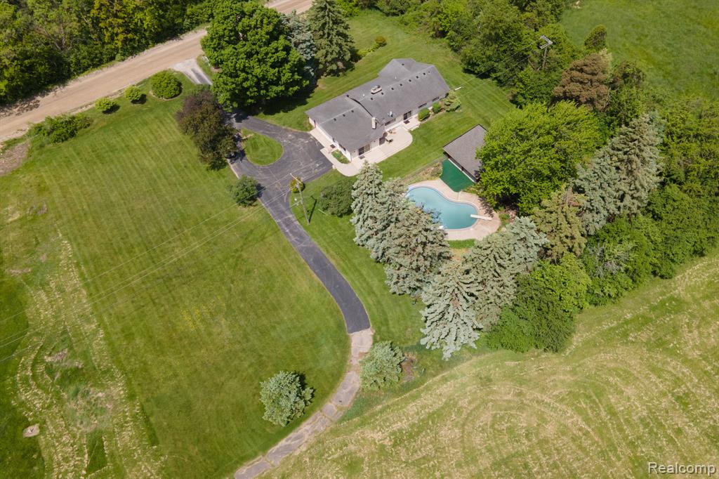 5871 Brewster Road, Rochester Hills, MI 48306 — Photo 46