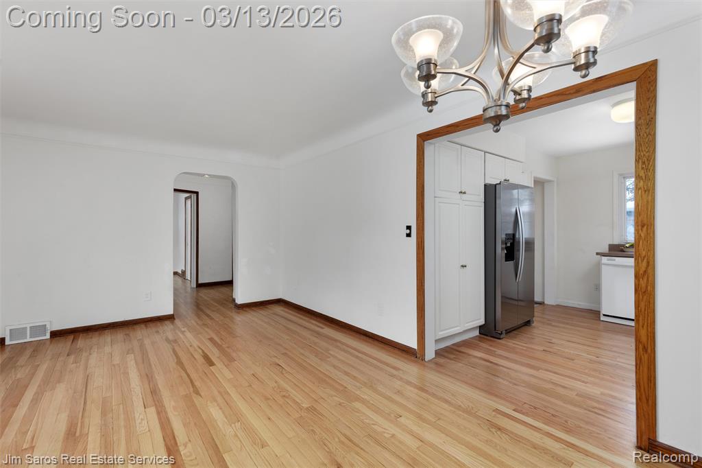 2204 Roslyn Road, Grosse Pointe Woods, MI 48236 — Photo 8
