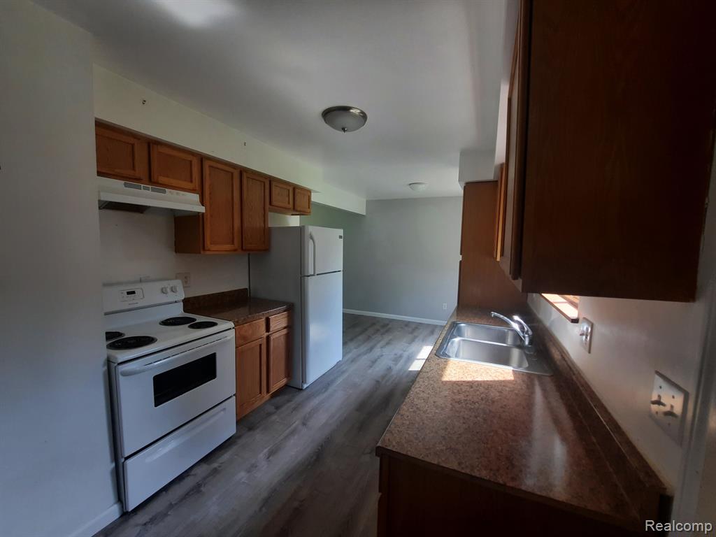 300 PARKSIDE Avenue, Holly, MI 48442 — Photo 8