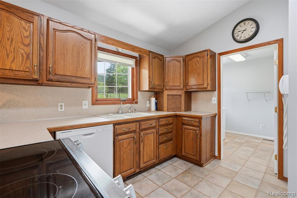 2482 Valley Lane Drive, Grand Blanc, MI 48439 — Photo 10