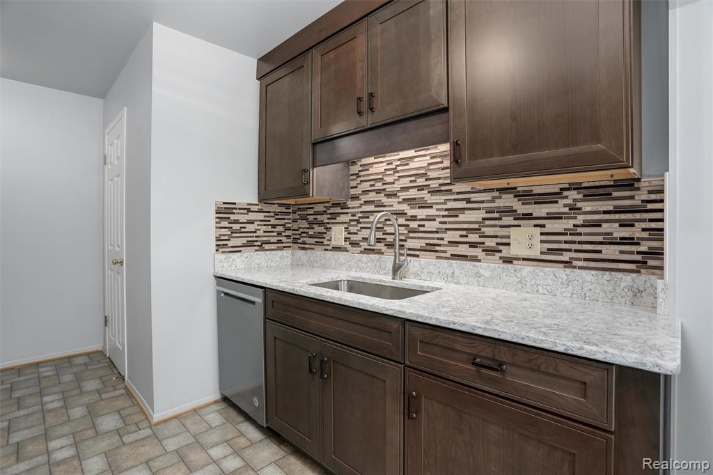 38928 Country Circle, Farmington Hills, MI 48331 — Photo 8
