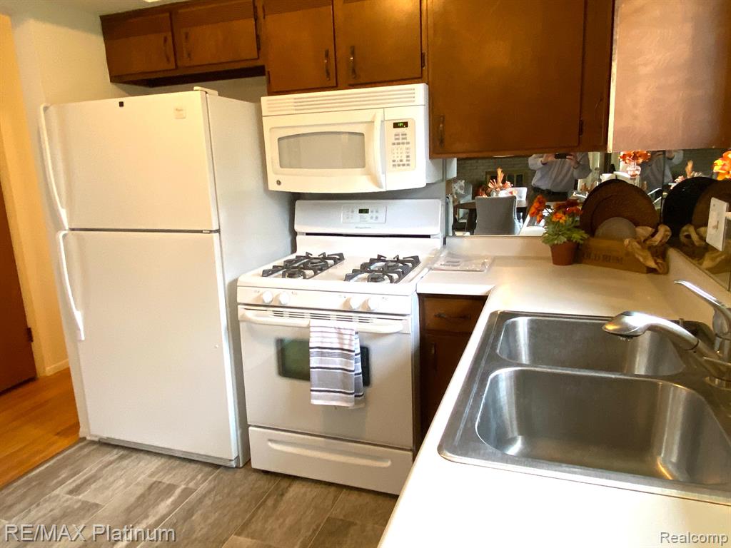 6201 WILLIAMS LAKE Road, Waterford, MI 48329 — Photo 9