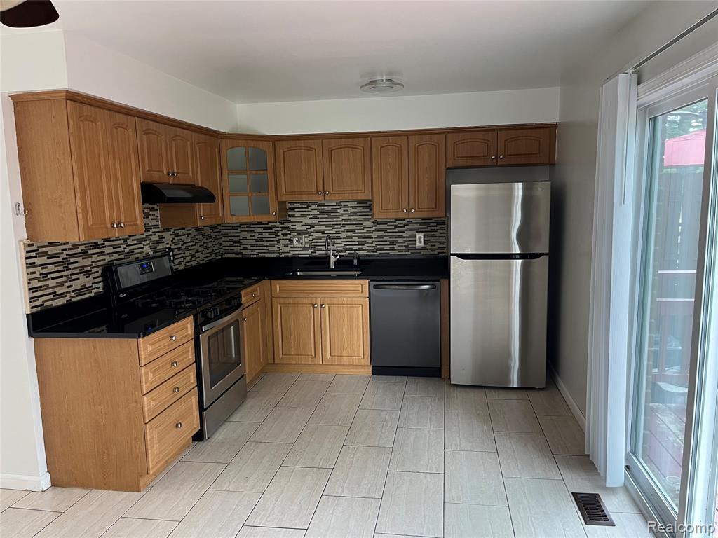 8436 hickory Dr, Sterling Heights, MI 48312 — Photo 2