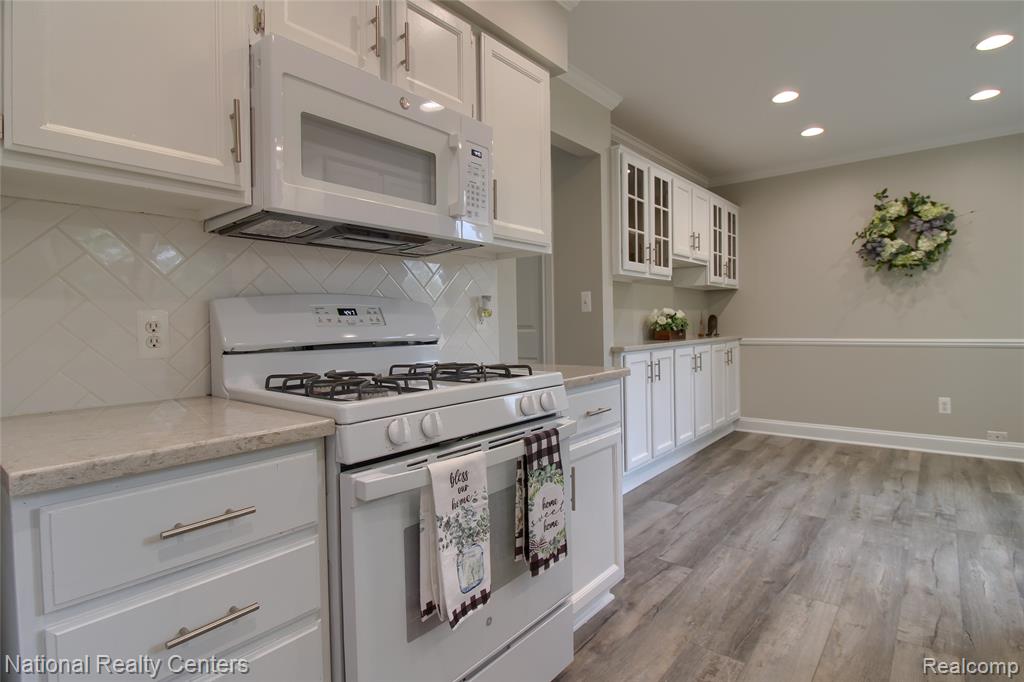 713 Woodcreek Circle, 26, Saline, MI 48176 — Photo 9