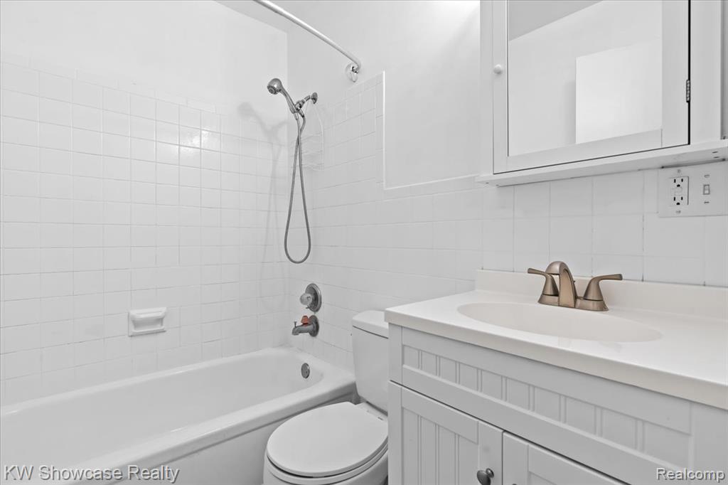 2370 Roselawn Street, Wolverine Lake, MI 48390 — Photo 12