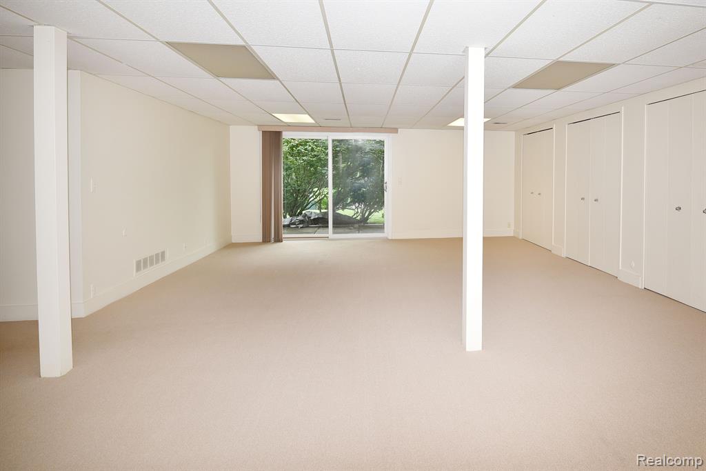 5132 WOODLANDS Lane, Bloomfield Hills, MI 48302 — Photo 28