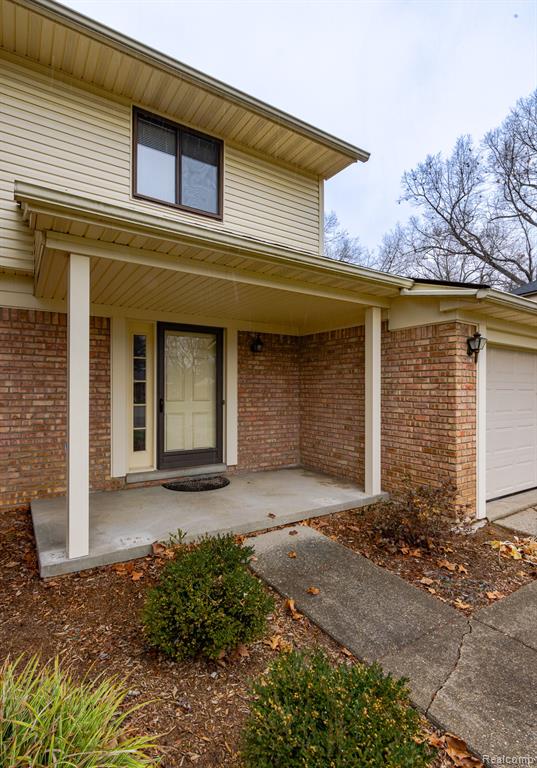 5285 WOODCREEK Trail, Clarkston, MI — Photo 2