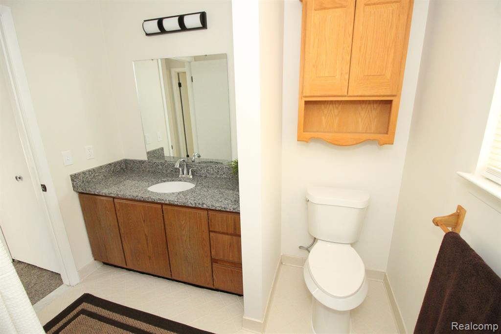40831 HIGHPOINTE Drive, Clinton Twp, MI 48038 — Photo 32