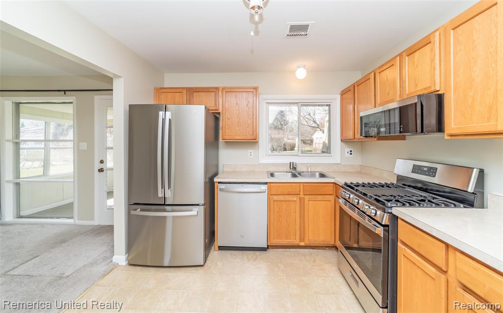 945 N Commerce Road, Commerce Twp, MI 48382 — Photo 12
