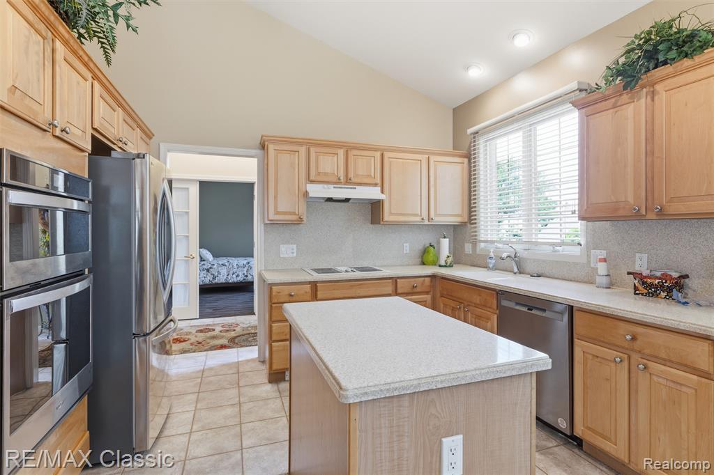 16934 Lochmoor Circle W, Northville, MI 48168 — Photo 10