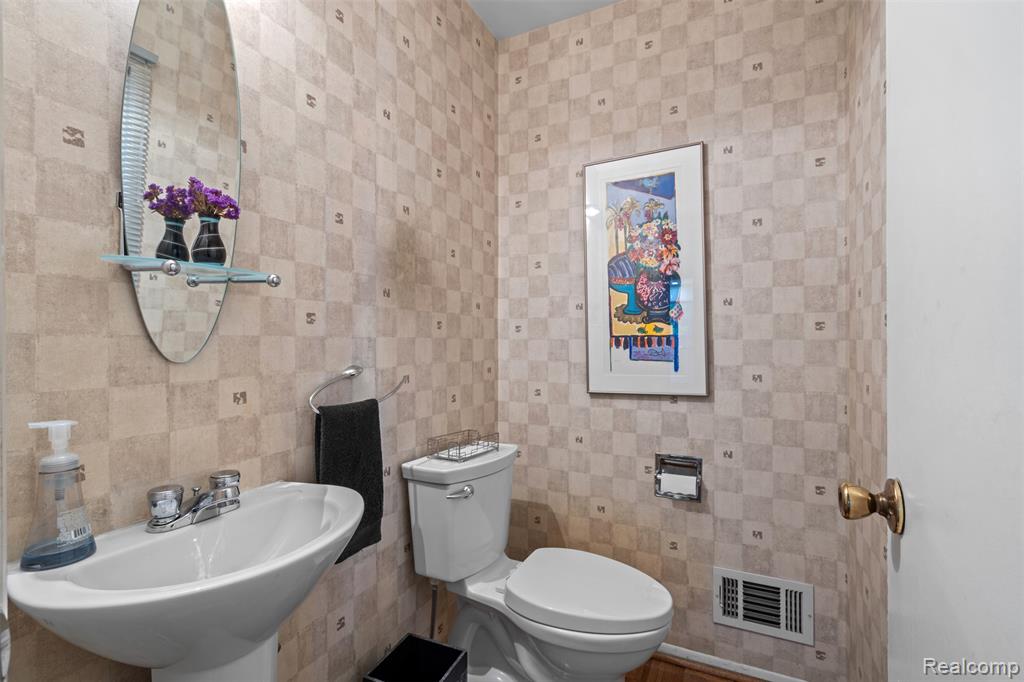 4245 Old Dominion Drive, West Bloomfield, MI 48323 — Photo 16