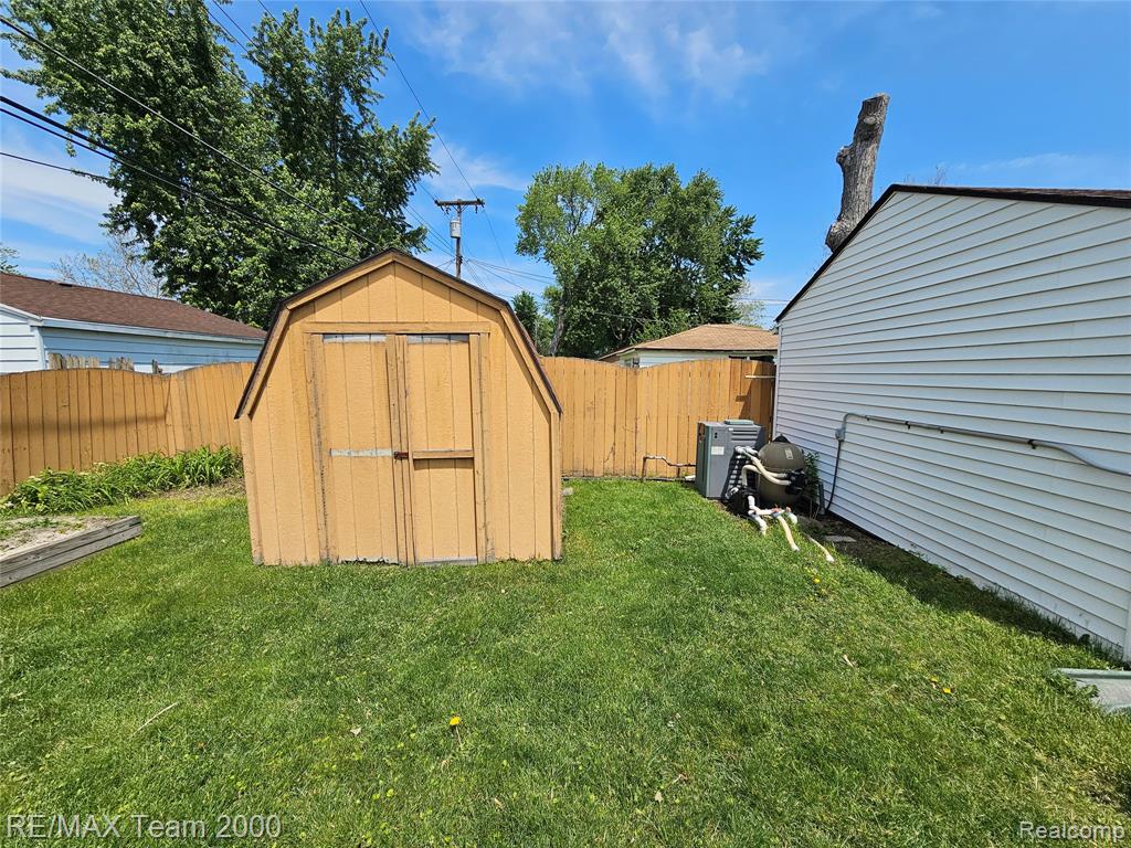8035 Donna Street, Westland, MI — Photo 9