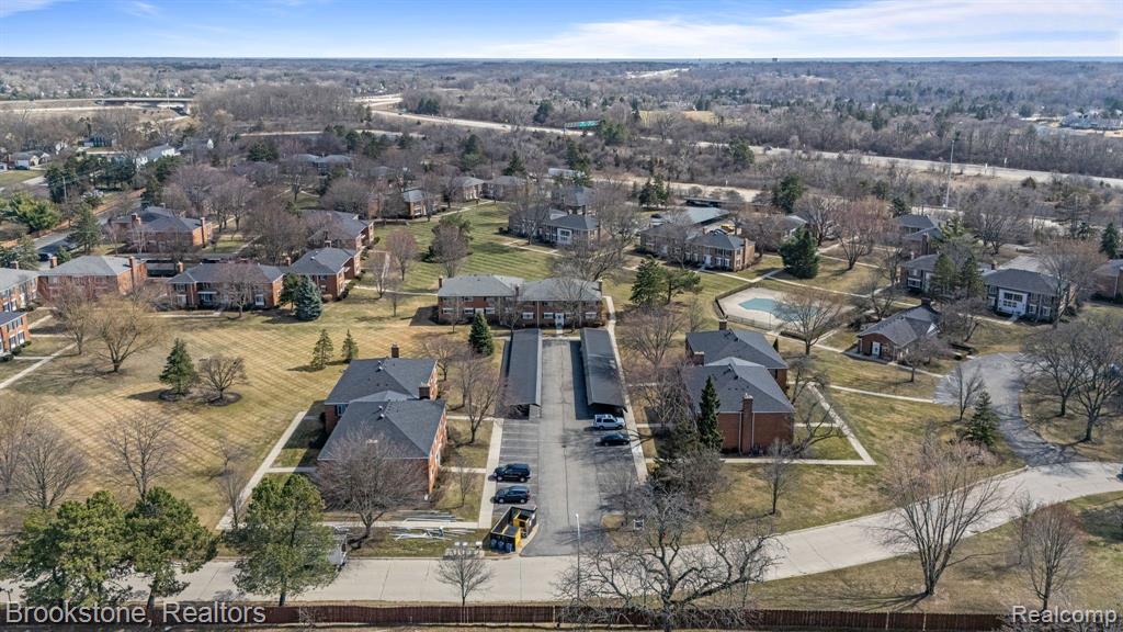 658 E FOX HILLS Drive, Bloomfield Hills, MI 48304 — Photo 31