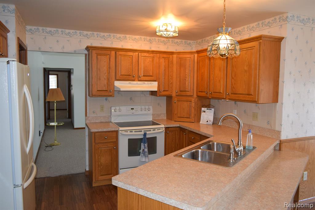 5599 Hickory Circle, Flushing, MI 48433 — Photo 9