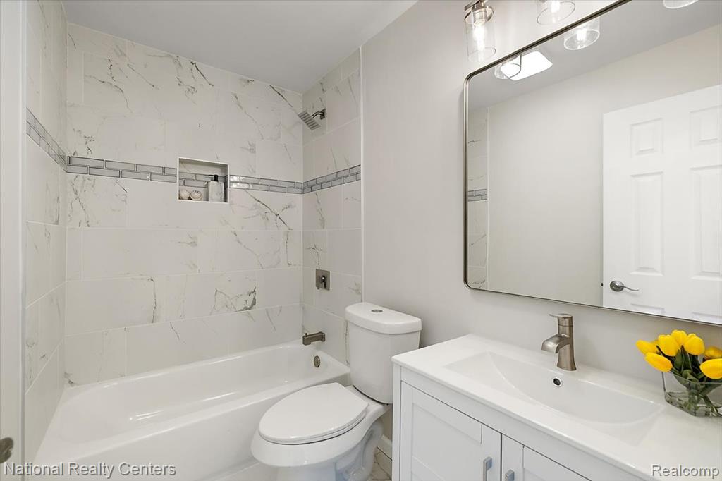 1938 Beverly Street, Keego Harbor, MI 48320 — Photo 21