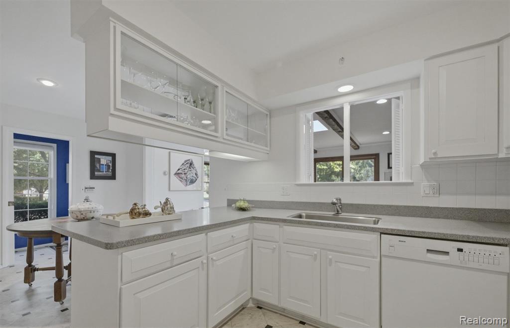 8941 Nadine Avenue, Huntington Woods, MI — Photo 4