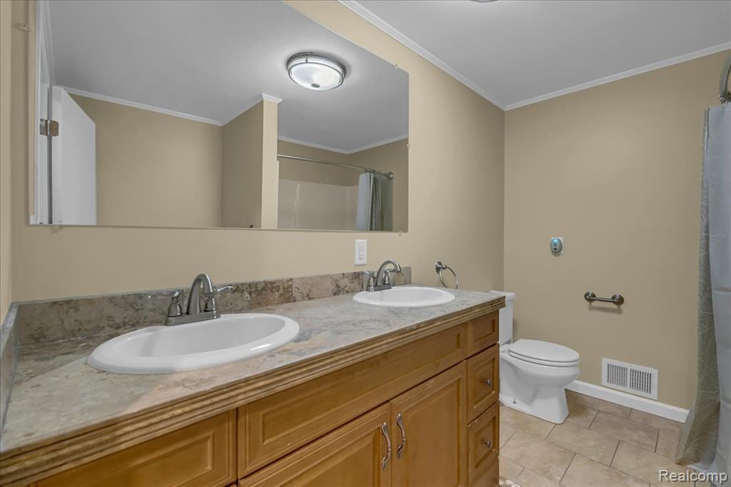 18676 Country Club Circle, Riverview, MI 48193 — Photo 25