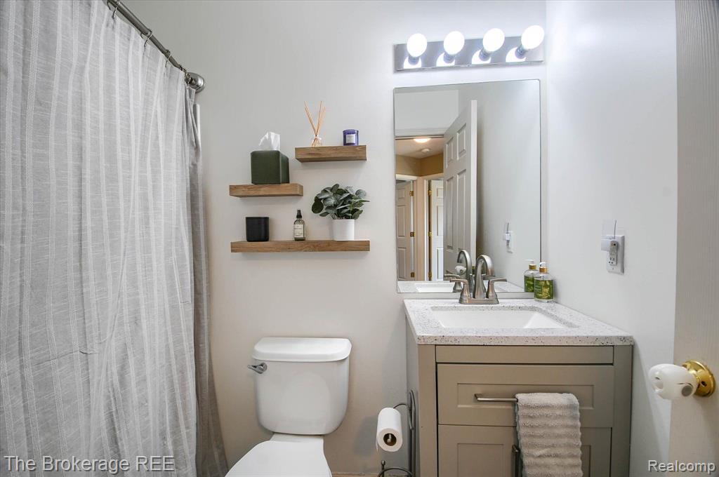 8089 PENINSULA Circle, Grand Blanc, MI 48439 — Photo 29