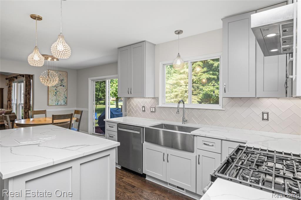 7570 Greenway Lane, West Bloomfield, MI 48324 — Photo 22