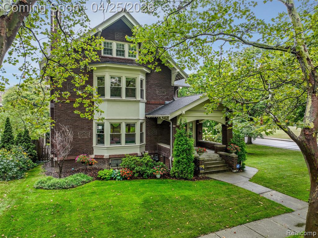 658 Pallister, Detroit, MI 48202 — Photo 52