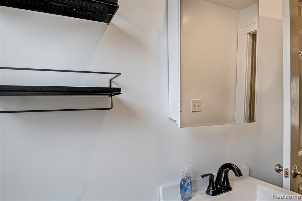 565 W Saratoga Street, Fenton, MI 48220 — Photo 8