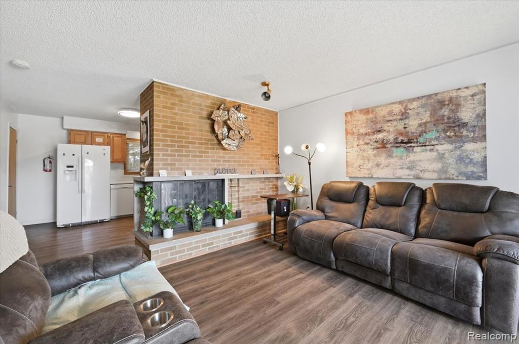 7439 Carrousel Boulevard, Westland, MI — Photo 4