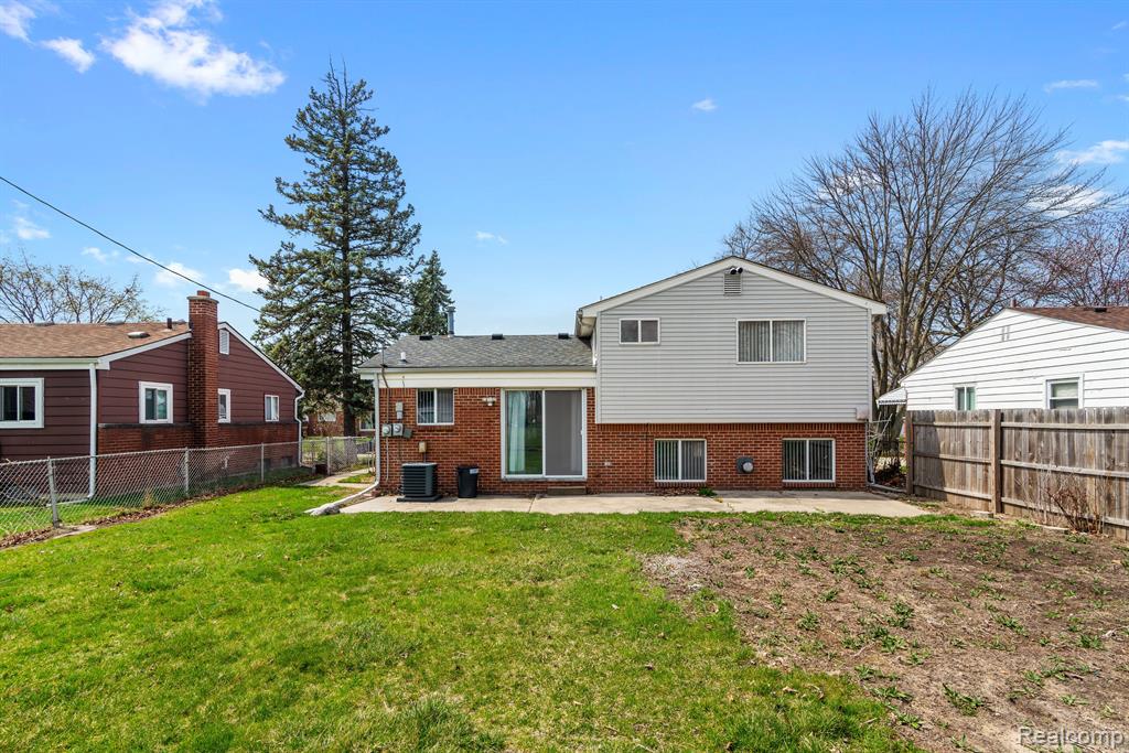635 HECHT Drive, Madison Heights, MI 48071 — Photo 18