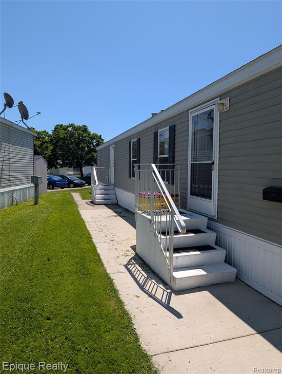 952 Cour Retta Street, Warren, MI 48091