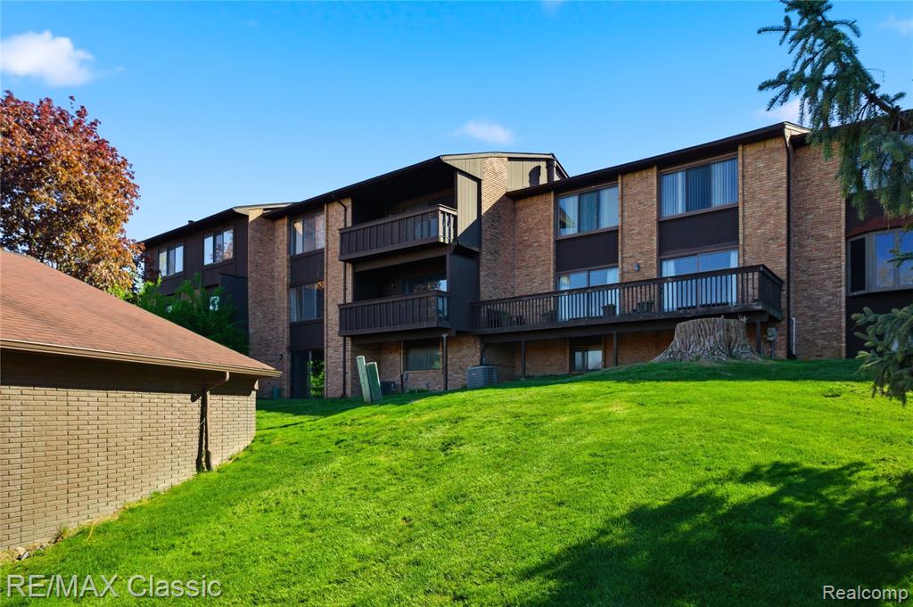 3961 Chablis Street, West Bloomfield, MI 48323 — Photo 50