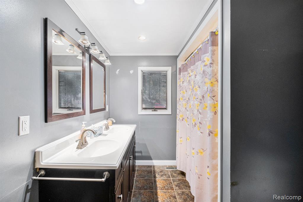 5474 Country Lane, Flint, MI 48506 — Photo 17