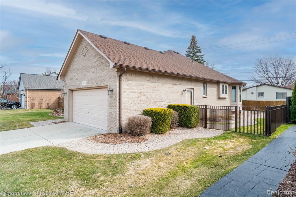 39780 Southpointe Avenue, Harrison Township, MI — Photo 2